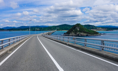 角島大橋を渡る（鳩島）