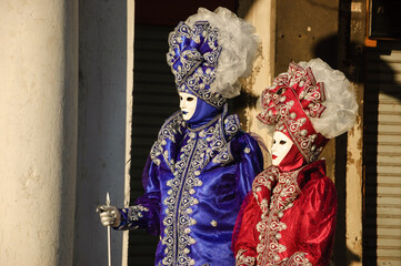 Fototapeta na wymiar Noble couple masks at St Mark's Square during traditional Carnival. Venice, Italy. 