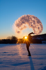 Mpemba Effekt WInter Frost Kälte heißes Wasser gefrieren Bogen Sonnenaufgang Gegenlicht Farben...
