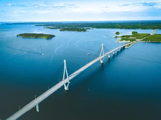 Fototapete Landwasserviadukt Luftaufnahme der Schrägseilbrücke Replot, Hängebrücke in Finnland