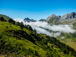 Las nubes se cuelan por los valles en los Pirineos franceses