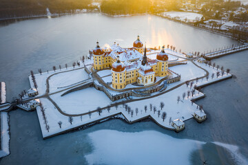 Moritzburg Schloss Moritzburg Sachsen Deutschland Europa Winter Eis Kalt Schnee Teich Sonne Wolken...