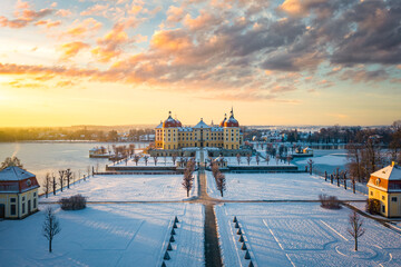 Moritzburg Schloss Moritzburg Sachsen Deutschland Europa Winter Eis Kalt Schnee Teich Sonne Wolken...