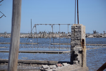 ciudad que quedo bajo el agua y por lo tanto sin habitantes lugar de turismo Epecuen Argentina