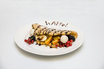 Waffel mit Obst und Schokosoße