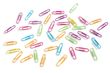 Trombones sur fond blanc.