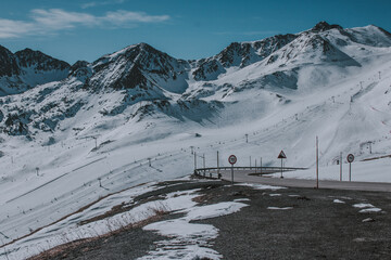 Curva carretera entre montañas nevadas en Pas de la Casa Andorra 