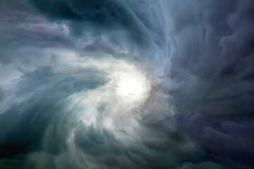Fototapety  Konceptualne oko nieba i światła w ciemności. Dramatyczne burzowe chmury sk
