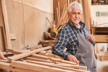 Senior Schreiner als Handwerker Portrait in Werkstatt