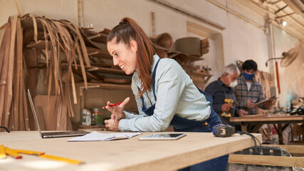 Handwerker Frau beim Videochat am Computer