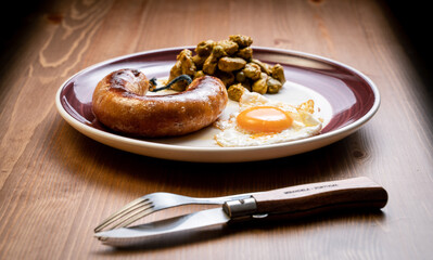 fried eggs with portuguese sausage alheira
