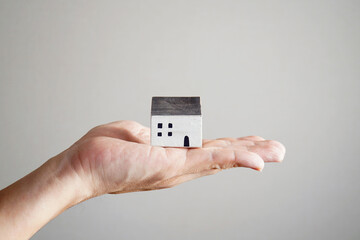 手の上の小さな家