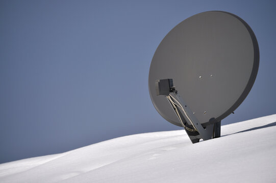 Satellitenschüssel bei Schnee
