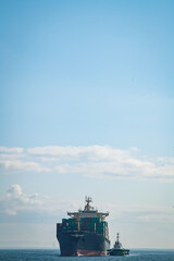 コンテナ船とタグボート