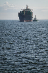 コンテナ船とタグボート