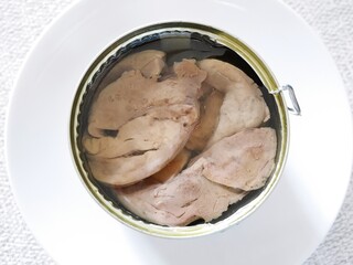 ロシアのお土産、タラ肝の缶詰（タラレバー）