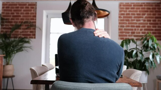 Mann leidet an Nackenschmerzen, Rückenschmerzen