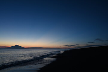 夕暮れの利尻島と海岸