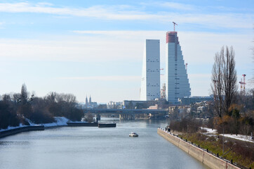 Vue sur Bâle depuis Birsfelden. Rhin, Roche Turm Bau 1 et 2, Schwarzwaldbrücke, Suisse