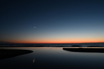 月と夕焼けと河口