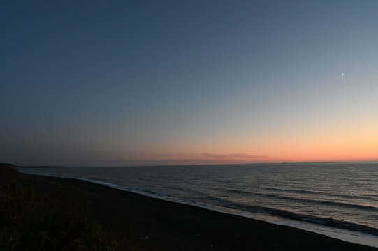 夕焼けと波打つ砂浜 © 61q