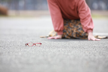 Obraz premium 眼鏡を落とした女性