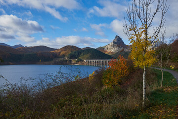 Riaño (León). Pantano y pueblo.