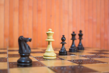 Scacchi fotografati su una scacchiera