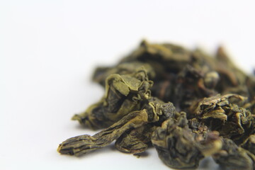 loser grüner Tee isoliert mit weißem Hintergrund 