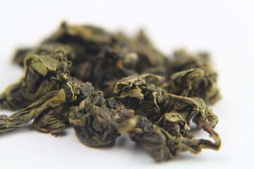 loser grüner Tee isoliert mit weißem Hintergrund 