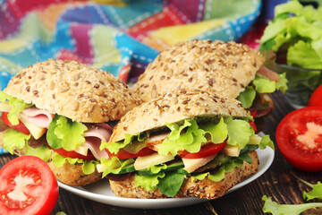 Sandwiches with whole grain bread, ham and vegetables