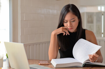 A young woman reading with a serious expression, she was preparing for the college entrance examination.