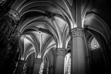 Imagen en blanco y negro de las bóvedas de una iglesia