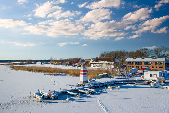 Hafen und Leuchtturm von Ummanz auf der Insel Rügen im Winter