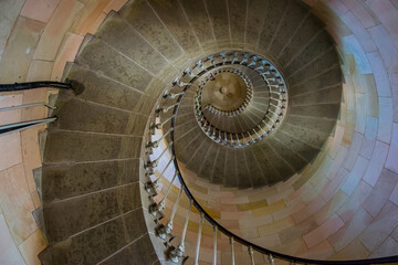 Escalera de caracol en un faro IV