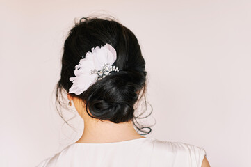Trendy bridal hairstyle with beautiful wedding accessoires