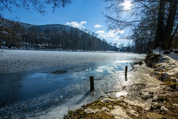 Der Seegarten in Amorbach, die Wasserfläche ist mittlerweile fast gänzlich mit Eis bedeckt, in...