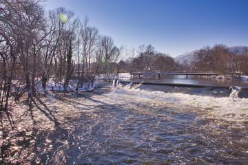 Hochwasser am Saale Wehr im Winter, Hochwasseranlage Burgau in Jena, Thüringen, Deutschland	