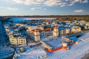 Stadt Binz mit Kurhaus am Strand der Insel Rügen