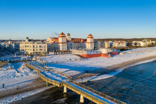 Seebr&uuml;cke und Kurhaus von Binz im Winter