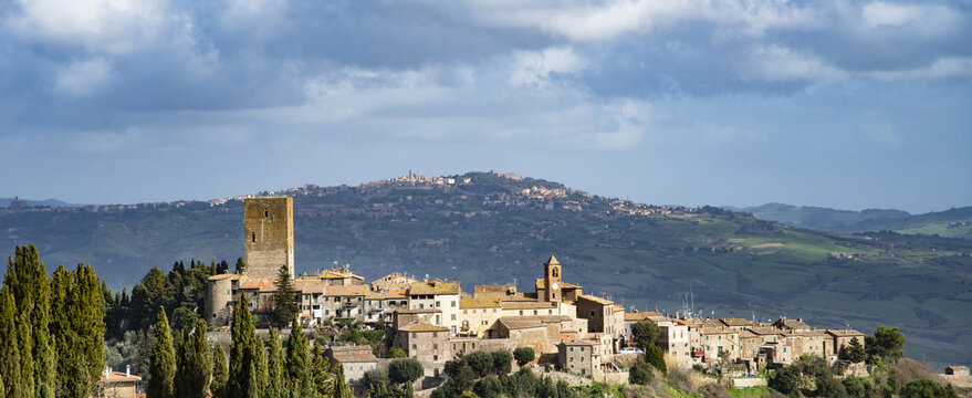 Vista panoramica del borgo di Montecatini Val di Cecina con dietro all'orizzonte Volterra