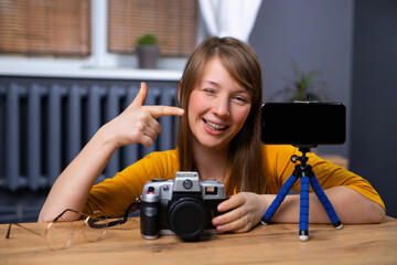 The female photographer makes an overview of the camera settings and records a video tutorial. Training photos online, photography courses online