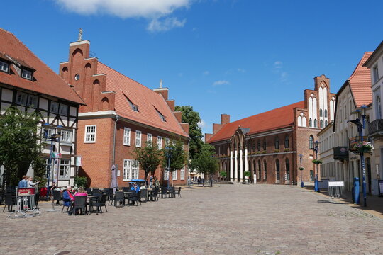 Schuhmarkt mit Rathaus in Parchim