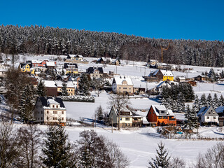 kleines verschneites Dorf im Erzgebirge