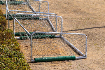 グラウンドの隅に片づけられたサッカーゴール