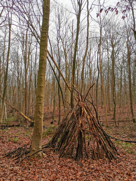 Abenteuerliche aus &Auml;sten selbstgebaute Holzh&uuml;tte im Wald 
