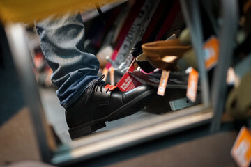 Look at my shoe, looks nice isn't?