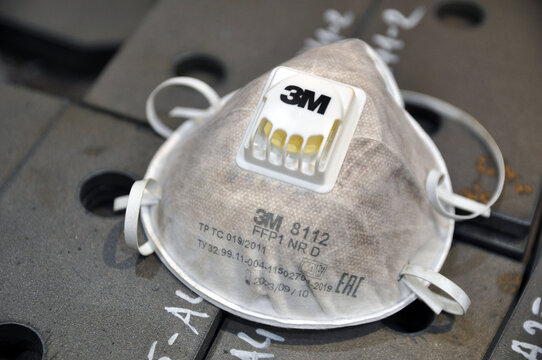 Protective respirator, level FFP2, 3M. Dust after use.