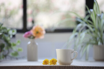Obraz na płótnie Canvas Vintage off white cup with yellow chrysanthemum