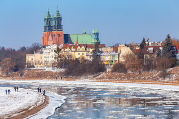 Obraz premium Poznan. Cathedral on Tumskiy Island on a winter day.